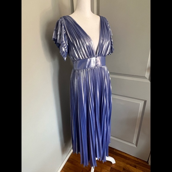 NWOT ALICE + OLIVIA Niesha Glossy Pleated Midi Dress - Picture 3 of 8